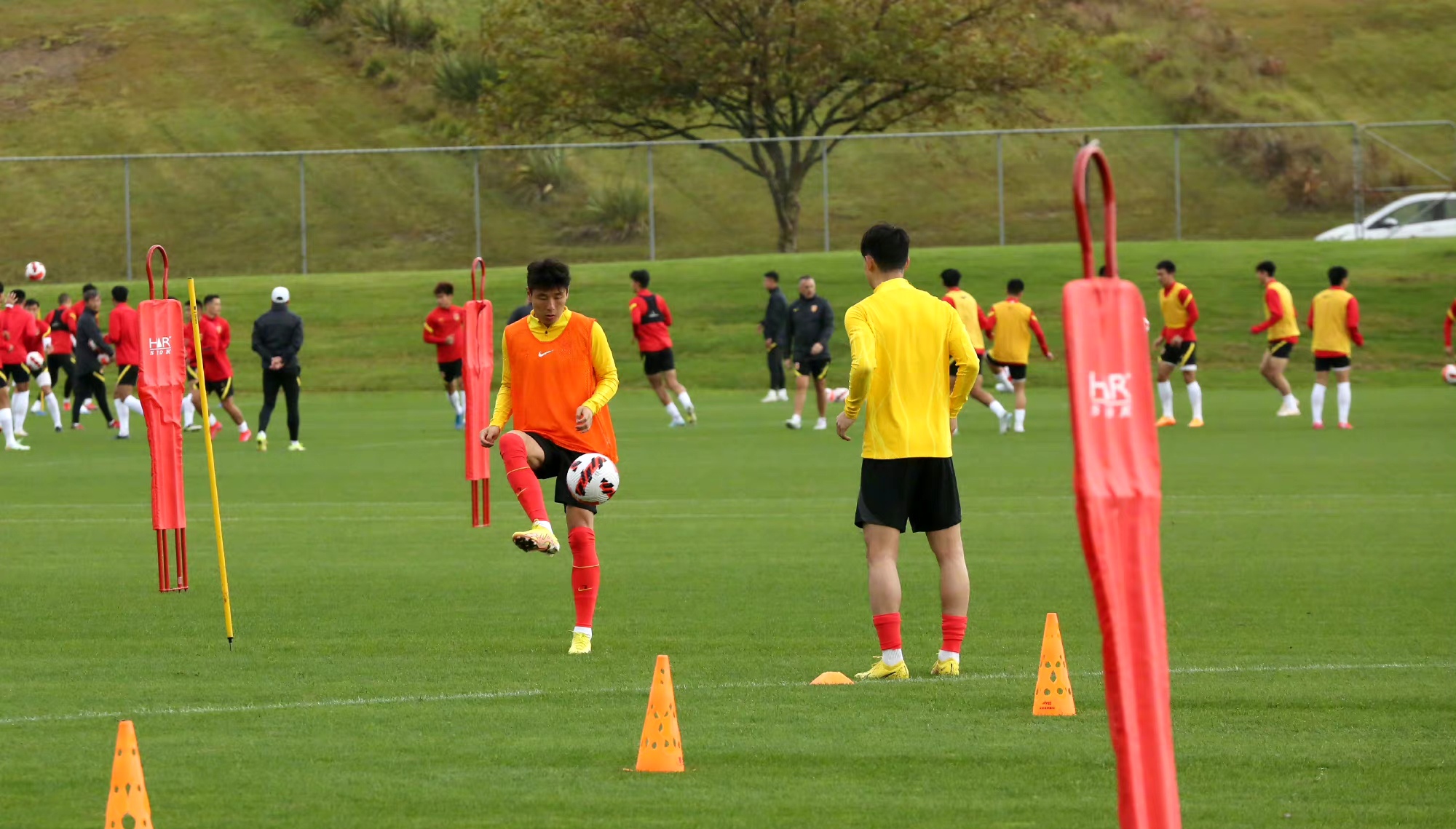 关于羽毛球巡回赛，皖江铁骑队与关中海豚队强势反弹，体能对抗拉满！定位球制造杀机的信息爱游戏对战平台